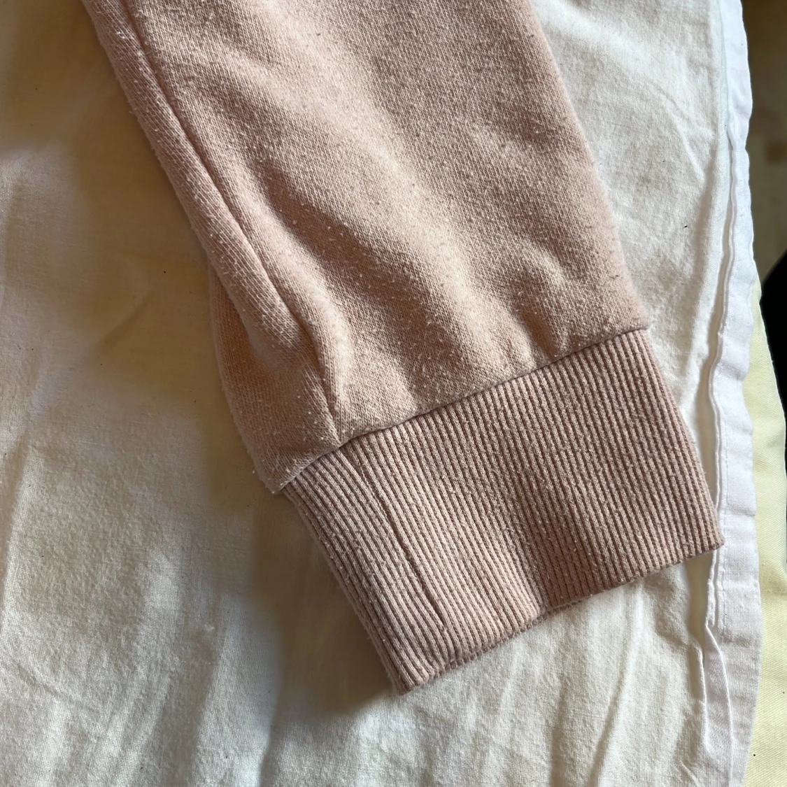 Ljusrosa croppad hoodie med huva - 2