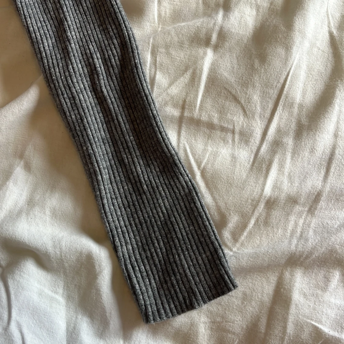 Grå ribbad polotröja - 2