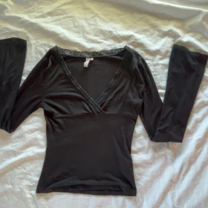 Långärmad💕 - Långärmad tröja från Nelly i storlek xs! Köptes för 199 men säljer för 99💕