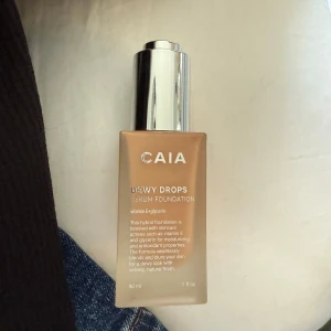 CAIA Dewy Drops Serum Foundation 30C - CAIA Dewy Drops Serum Foundation i nyansen 30C. Perfekt för dig som vill ha en fräsch och glowig bas. Köpte fel färg därför säljer jag.