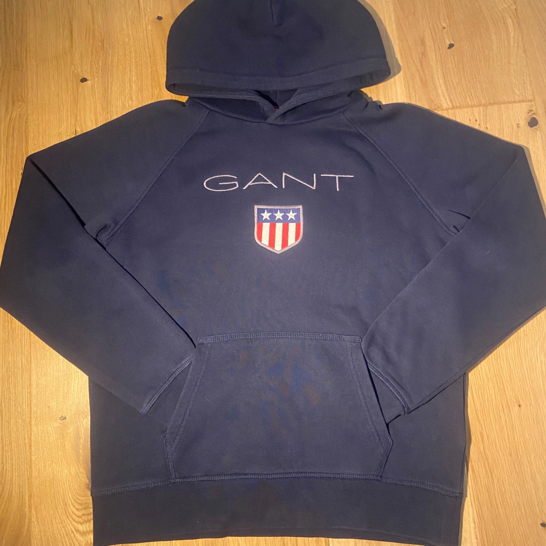 Marinblå hoodie från GANT - 2