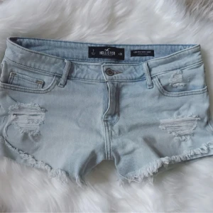 Lowrise vintage ljusblåa Hollister shorts - Sååå snygga! Midja rakt över: ca 39