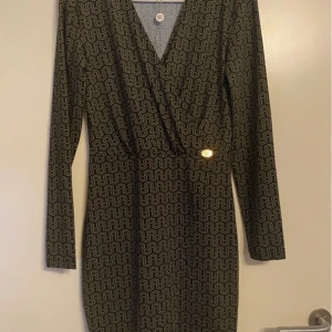 Klänning - Helt ny klänning från Chiara Forthi Milano – perfekt för vardag eller dejt  Säljer en helt ny och oanvänd klänning från Chiara Forthi Milano. Elegant och bekväm – passar perfekt för både vardag och dejter. Obs: Prislappen är inte kvar, men klänningen är helt ny och i perfekt skick. ترجمه