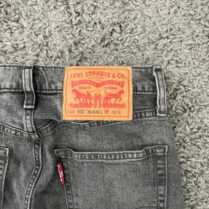 Levi’s 502 Jeans - Sjukt snygga gråa Levi’s 502 jeans i mycket fint skick. Storlek: W28/L32. Mått - Midja: 36cm Benlängd: 100cm. Hör av dig vid funderingar!🤩