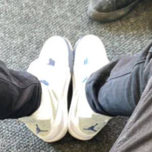 Nike Air Jordan 4 White Oreo sneakers - Säljer ett par Nike Air Jordan 4 White Oreo med vit ovandel i skinn, meshpaneler och grå detaljer med stänk-effekt. Skorna har blåa accenter och Jumpman-logga på hälen. Klassisk siluett med snörning och platt sula. Perfekta för dig som gillar streetwear. Kom privat för fler och bättre bilder, skick 9 av 10!!! Sänker pris vid bra och snabb affär