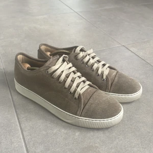 Lanvin - Sandfärgade Lanvin Captoe i storklek 43. Skicket är 9/10 då de knappt ens är använda 10 ggr. Priset är inte hugget i sten! Hör av dig vid snabb affär eller bud!