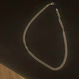 Kedjehalsband i äkta silver - Snyggt halsband i äkta silver med klassisk pansarlänk. Kedjan har en stilren och tidlös design som passar perfekt till alla outfits. Nypris 1298 men mitt pris 500kr men priset är ej hugget i sten⛏️🪨