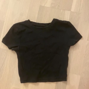 Svart croppad topp från new yorker  - Svart croppad topp från new yorker