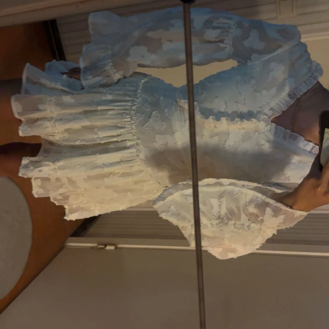 Vit kortklänning med volangärmar