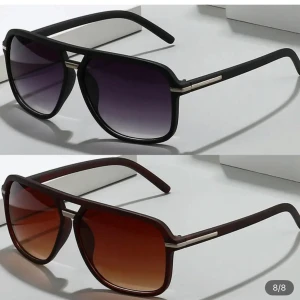 Två par retro solglasögon - Två par solglasögon med klassisk retrodesign. Ena paret har svart båge och mörka, tonade linser, det andra har brun båge med bruna, tonade linser. Båda har fyrkantig form och metalliga detaljer vid skalmarna. Perfekta för en cool look i solen. 300kr för båda 