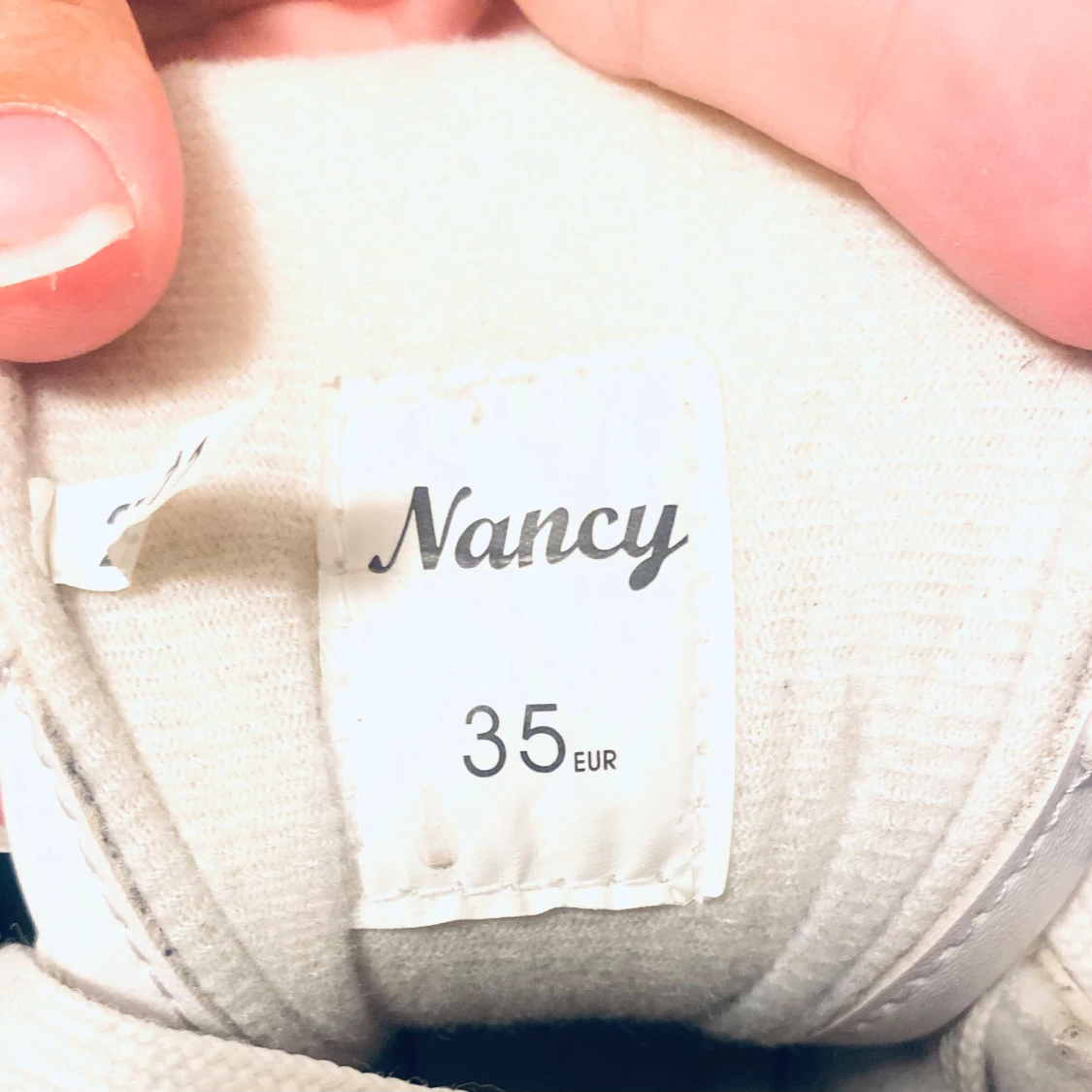 Vita konståkningsskridskor med blommor - 1