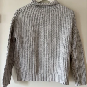 Stickad tröja  - I använt skick.