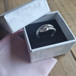 Tjej ring - En ormring i 925 sterling silver. Storlek 57 (US size 8). Man kan justera storleken litegrann. Vikt 4g 