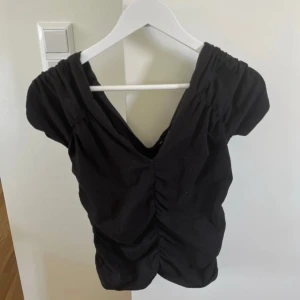Svart topp från monki - Svart fest topp med urringning från monki i strl M/L. Mycket bra skick, använd 1 gång.