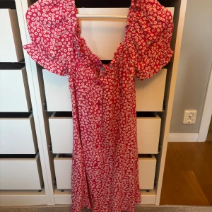 Sommarklänning - jätte söt rosa sommarklänning ifrån Nelly, inte mycket använd!