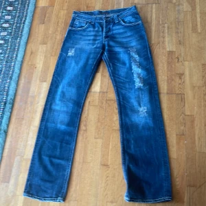 Nudie jeans straight Sven 31 x 34 - Raka jeans från nudie. Väldigt fina och är vintage. Detaljerna gör dessa jeans väldigt najs. Säljer då jag tycker att de var lite för vida runt skon och tajta i låren