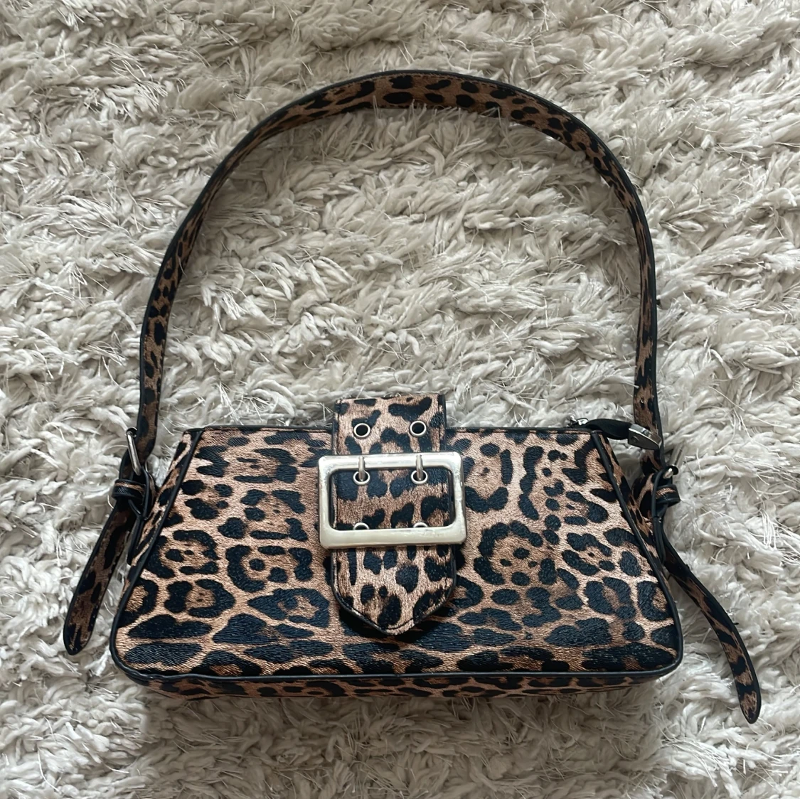 Leopardmönstrad axelväska med spänne