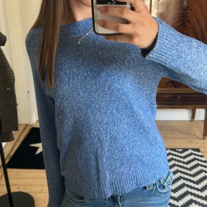 Blå stickad tröja från Vero Moda - Stickad tröja från Vero Moda i storlek XS. Tröjan är använd ganska mycket men har inga defekter! Säljer för 120kr pris kan diskuteras!