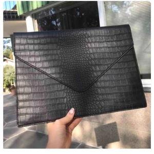 Datorfodral i läder - Jättesnygg datorfodral från Bianca by Biancaingrosso. Helt slutsåld på hemsidan och nypris är 600kr. Loggan har rostat lite men definitivt inget att tänka på.