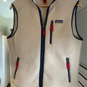 Patagonia Fleece Väst - I mycket bra skick. Använd fåtal gånger. Storlek M. Köpt på naturkompaniet. 