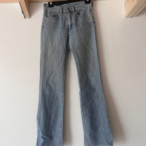 Ljusblå bootcut jeans från Diesel - Säljer ett par ljusblå bootcut jeans från Diesel, tillverkade i Italien. Klassisk femficksmodell med röd detaljsöm på bakfickan. Jeansen har normal passform och är gjorda i mjukt denimtyg. Perfekta för dig som gillar retrovibbar och snygg siluett.