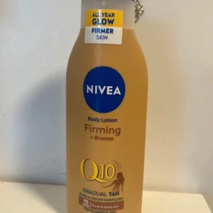NIVEA Q10 Firming + Bronze lotion - NIVEA Q10 Firming + Bronze är en kroppslotion som gradvis ger en naturlig solbrun ton samtidigt som den stramar upp huden. Innehåller Q10 och har en krämig konsistens. Perfekt för dig som vill ha glow året runt. Helt ny och oanvänd 