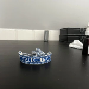 Christian Dior Armband - Ett snyggt armband i otroligt bra skick. Passar till alla outfits och är perfekt till året runt! Är ej säker på om det är äkta, därav det låga priset för ett så fint armband i så bra skick. Skriv om du har frågor!