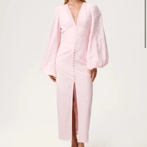 Så fin rosa ADOORE klänning  - Jättefin Adoore klänning i fint skick. Helt slutsåld på hemsidan. Använd endast två gånger💗💗Tryck gärna på köp nu👛