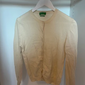 Vit kofta  - Jättefin timeless kofta från United Colors of Benetton. Mycket bra skick. Cremevit. 