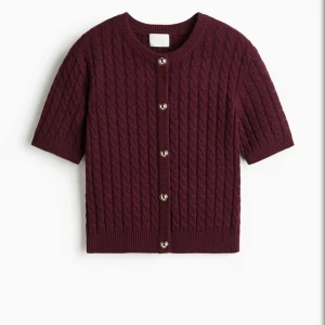 Vinröd kofta HM - Säljer en jättefin vinröd kortärmad kofta med guldiga knappar, i superbra skick💕