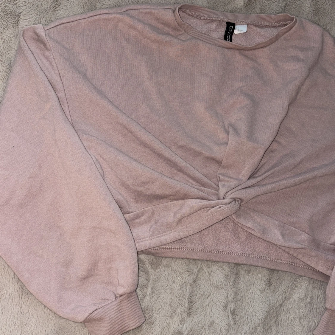 Ljusrosa croppad sweatshirt med knut - 2