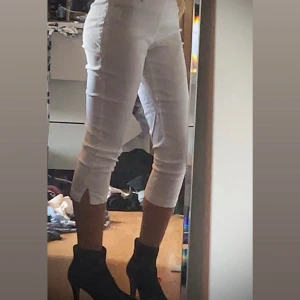 Trendiga Capri byxor - Superfina Capri byxor som är inne nu i vit. Säljs inte längre storlek xs man kan vila ner dom i midjan till lågmidjade eller kan man ha det högmodiga 