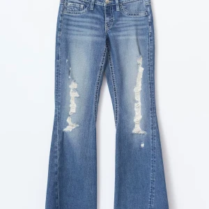 Bootcut jeans  - Snygga ljusblå bootcut jeans från Gina Tricot med slitna detaljer framtill och coola fickor. Säljer pga för småa och prislappen finns kvar.