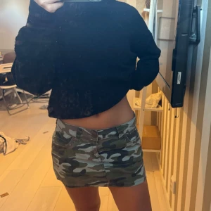 Militär kjol  - Snygg militär kjol, passar perfekt till vardags eller till något speciellt. mjukt material och bekväm att ha på sig