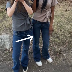 H&M blå bootcut jeans - Säljer ett par flare jeans i blå denim med låg midja. Jeansen har fem fickor. Jeansen är lite slitna längst ned men det är ingenting som syns