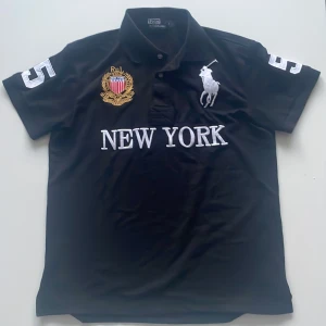 Chief Keef polo från ralph lauren - Snygg och bekväm Ralph Lauren-tröja som ger riktiga Chief Keef-vibbar. Passar perfekt för en streetwear-look. Mycket bra skick – inga hål eller fläckar. Passform: medium. Unisex. Kan sänka priset vid snabb affär😘