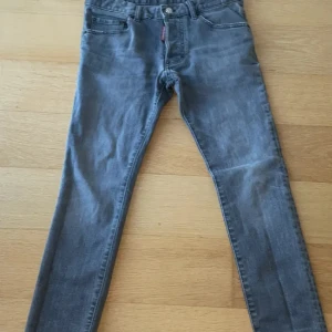 Grå skinny jeans från Dsquared2 - Snygga grå jeans från Dsquared2 i skinny fit. Klassisk femficksmodell med dragkedja och knapp framtill. Tillverkade i bomull med lite stretch för extra komfort. Perfekta för dig som gillar en smal siluett och stilren look.