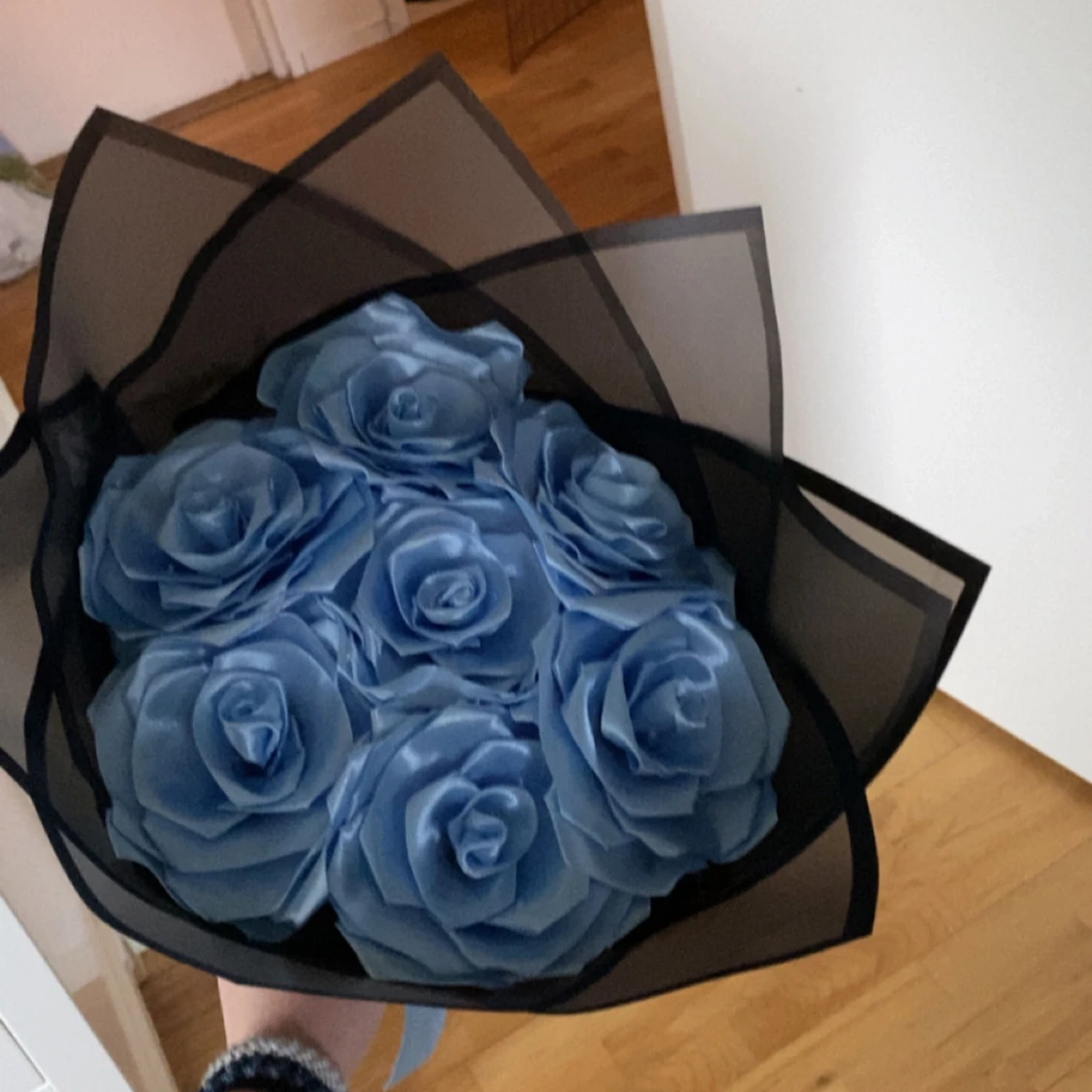 Bukett med blå rosor i svart inslagspapper - 1