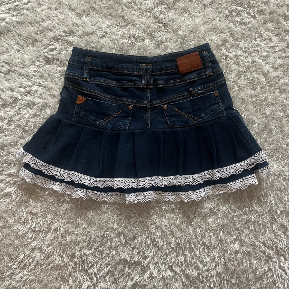 Mörkblå jeanskjol med spetskant - 1