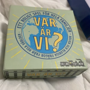 Var är vi? - Frågespel - Säljer sällskapsspelet 'Var är vi?' som är ett frågespel för hela familjen. Spelet har en ljusgrön fyrkantig kartong med blå och gula detaljer och en världskarta på framsidan. Passar för spelare från 12 år och uppåt, och tar minst 15 minuter per omgång.