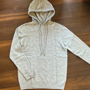 Kashmir/Merino hoodie - Ljusgrå Kashmir/merino hoodie | Storlek XS | Bara testad, skick 10/10 | Hör av dig vid frågor eller fler bilder!🌟