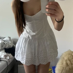 Vit klänning Zara - Fin vit klänning från Zara, använd fåtal gånger så fint skick, har en pytteliten fläck men inget som märks av 🌸🤗
