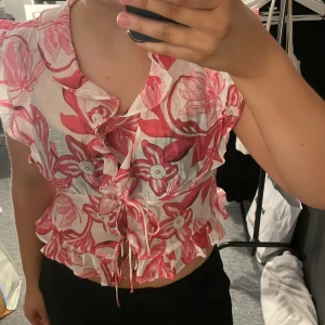 Rosa volang topp - Rosa volangtopp med knytning, från Hm i Strl M. Aldrig använd. 