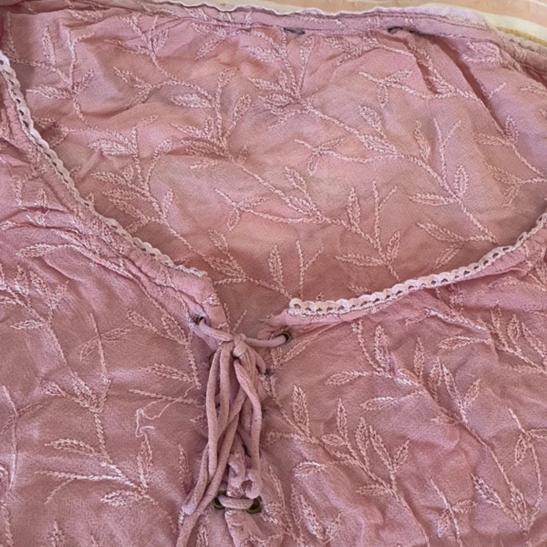 Ljuslila spetsig långärmad topp - 2