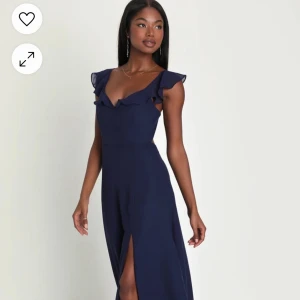 Balklänning - Säljer min superfina balklänning från förra året. Endast använd en gång så därav i jättebra skick! Är 175 cm lång och sitter perfekt på mig i längden. Priset kan diskuteras. 