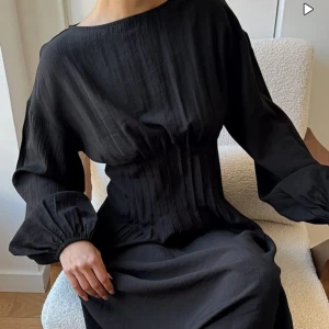 Svart långklänning med ballongärmar - Virala svarta klänningen från Nakd som är slutsåld. Stilren långklänning med rund halsringning och långa ballongärmar. Använg 1 gång. Meddela för fler bilder. Priset kan justeras.