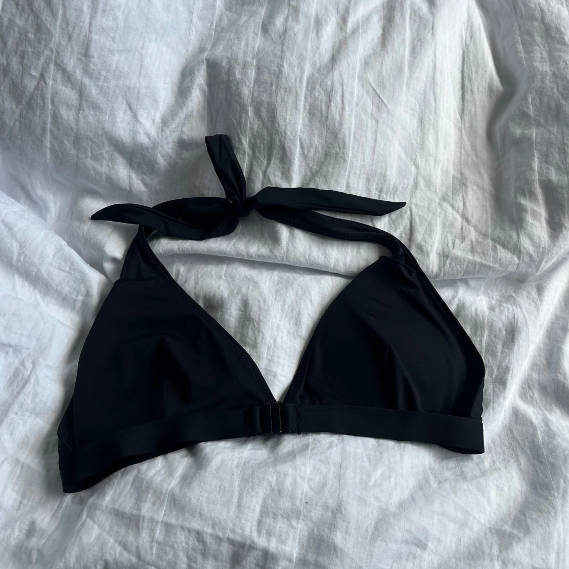 Svart bikiniöverdel med knyt - 1