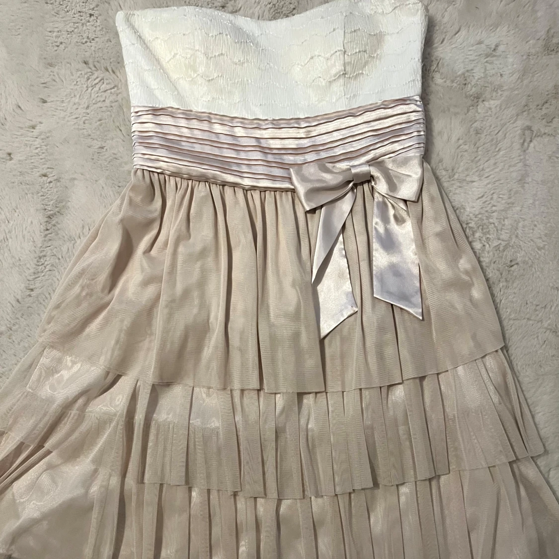 Axelbandslös kortklänning med rosett