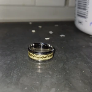 Ring som lyser i mörkret  - Skitcool ring från lord of the rings, kan lysa i mörkret om den får ljus på sig och sen är i ett mörkt rum 😈🤪