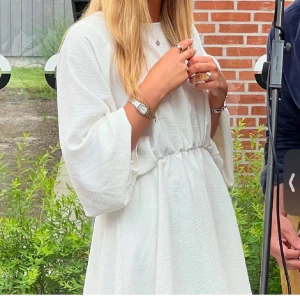 Studentklänning - Superduperfin studentklänning från chiquelle i nyskick💞 Simpel men elegant som enkelt går att styla med smycken. Ej använd, prislapp är kvar💘 (Lånade bilder) 